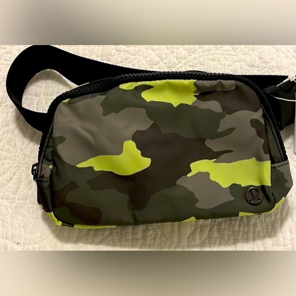 Lululemon Everywhere Belt Bag Camo